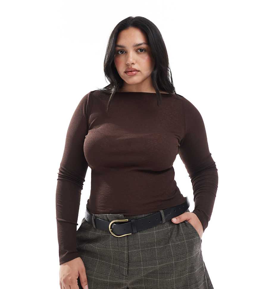ASOS DESIGN Curve - Langärmliges, strukturiertes Netzstoff-Oberteil in Schokobraun mit U-Boot-Ausschnitt-Brown von ASOS Curve