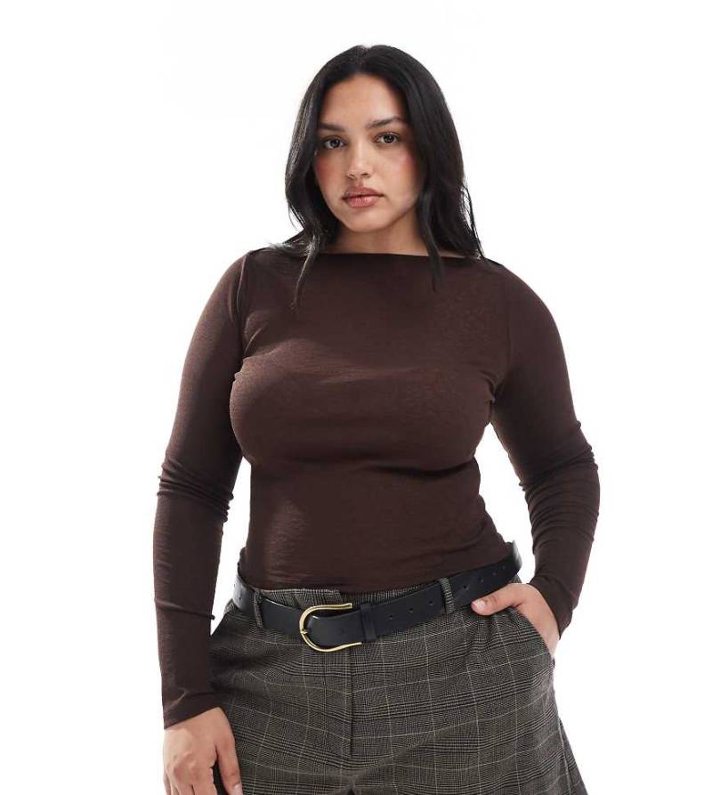 ASOS DESIGN Curve - Langärmliges, strukturiertes Netzstoff-Oberteil in Schokobraun mit U-Boot-Ausschnitt-Brown von ASOS Curve