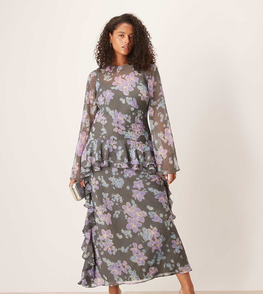ASOS DESIGN Curve - Langärmliges Chiffon-Maxikleid in Blau geblümt mit Rüschensaum-Bunt von ASOS Curve