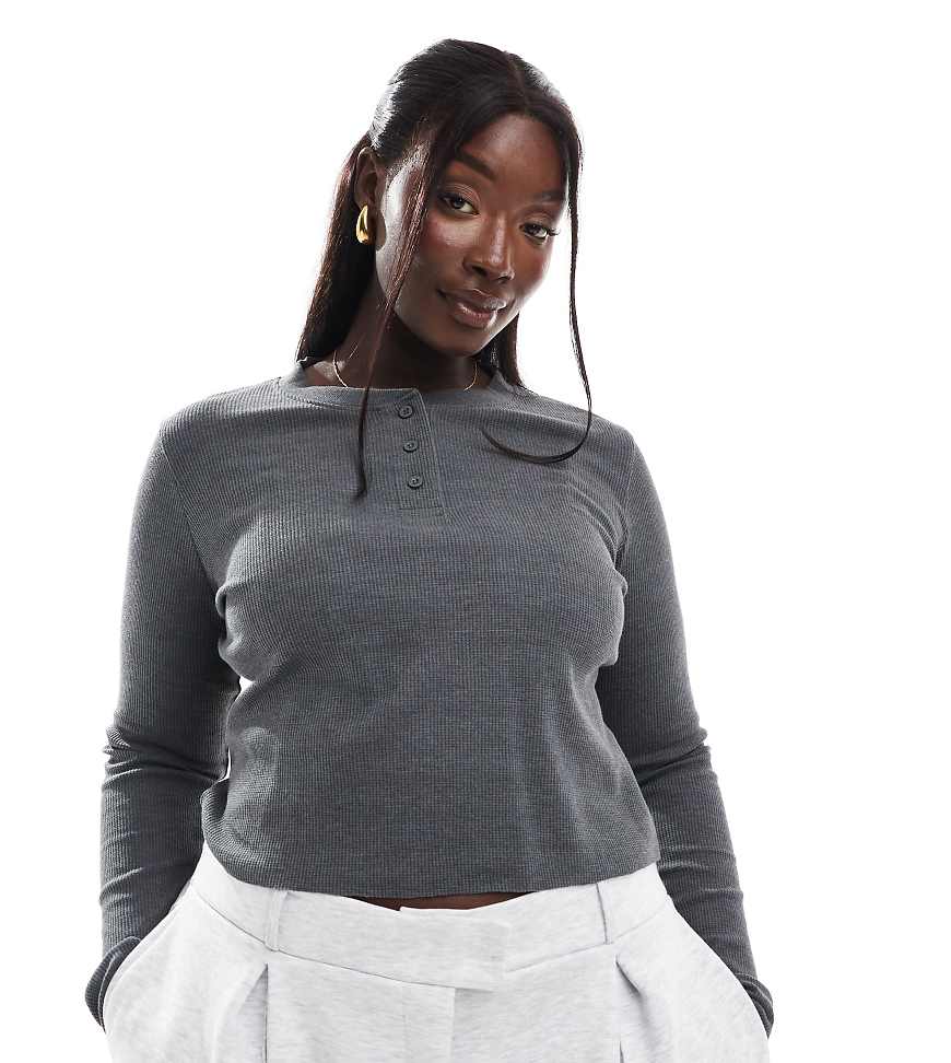 ASOS DESIGN Curve - Langärmliges Henley-Shirt in Anthrazit mit Waffelstruktur-Grau ASOS DESIGN Curve - Langärmliges Henley-Shirt in Anthrazit mit Waffelstruktur-Grau von ASOS Curve