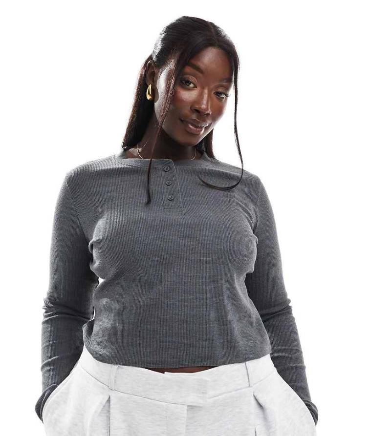 ASOS DESIGN Curve - Langärmliges Henley-Shirt in Anthrazit mit Waffelstruktur-Grau von ASOS Curve