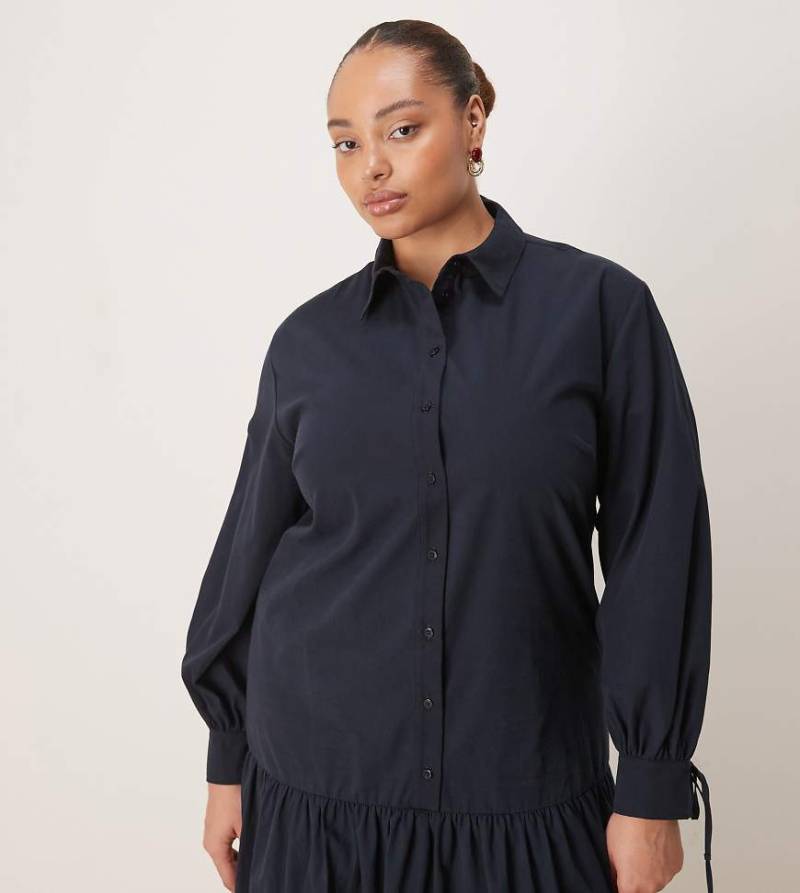 ASOS DESIGN Curve - Langärmliges Maxi-Hemdkleid in Marineblau mit Bindedetail von ASOS Curve