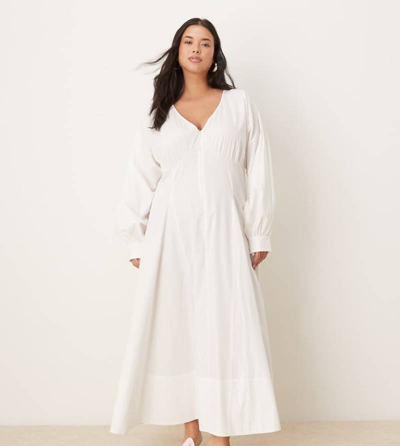 ASOS DESIGN Curve - Langärmliges Maxikleid aus Popeline in Weiß mit V-Ausschnitt von ASOS Curve