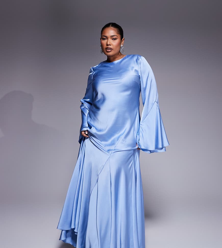 ASOS DESIGN Curve - Langärmliges Maxikleid aus Satin in zartem Blau mit weitem Rockteil mit Godet-Design ASOS DESIGN Curve - Langärmliges Maxikleid aus Satin in zartem Blau mit weitem Rockteil mit Godet-Design von ASOS Curve