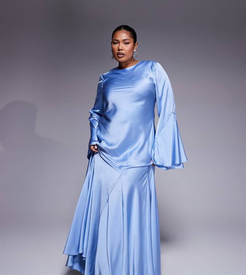 ASOS DESIGN Curve - Langärmliges Maxikleid aus Satin in zartem Blau mit weitem Rockteil mit Godet-Design von ASOS Curve