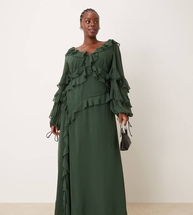ASOS DESIGN Curve - Langärmliges Maxikleid in Tannengrün mit asymmetrischem Rüschenbesatz von ASOS Curve
