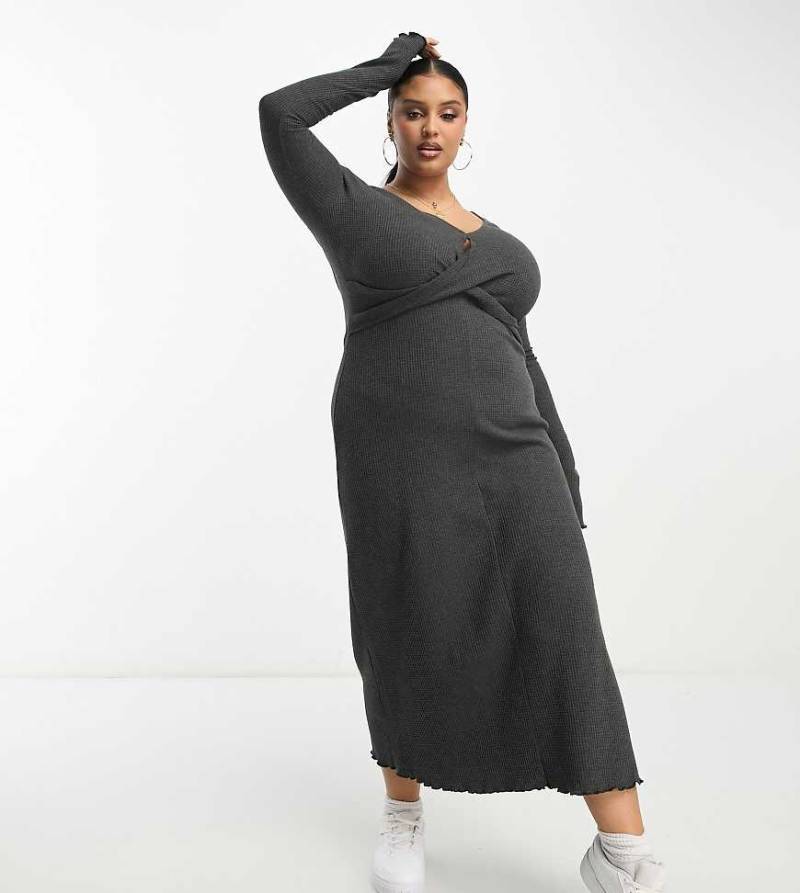 ASOS DESIGN Curve - Langärmliges Midikleid in Dunkelgrau mit Waffelstruktur und überkreuzter Vorderseite von ASOS Curve