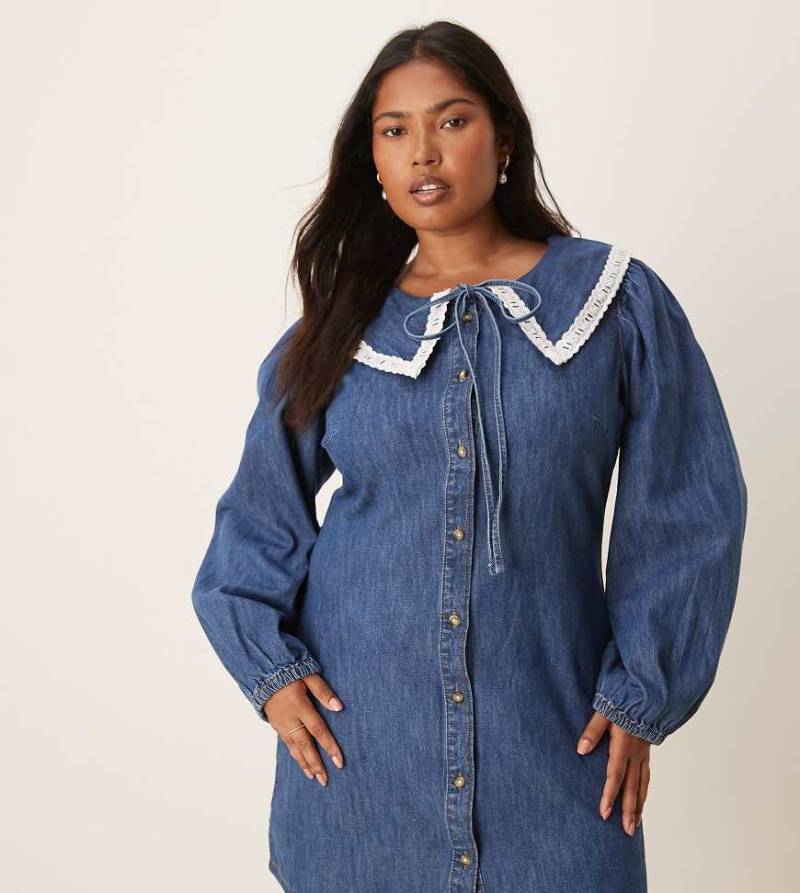 ASOS DESIGN Curve - Langärmliges Mini-Jeanskleid in mittelblauer Waschung mit auffälligem Kragen von ASOS Curve