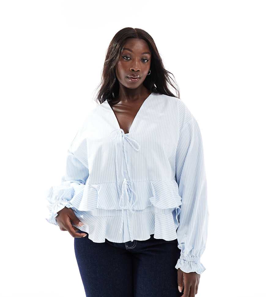 ASOS DESIGN Curve - Langärmliges Oberteil in Blau gestreift mit Bindeband vorne und Rüschensaum-Bunt ASOS DESIGN Curve - Langärmliges Oberteil in Blau gestreift mit Bindeband vorne und Rüschensaum-Bunt von ASOS Curve