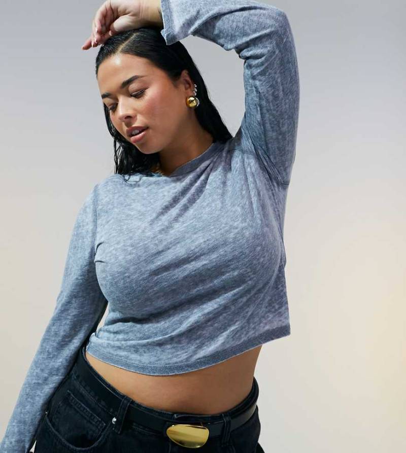 ASOS DESIGN Curve - Langärmliges Oberteil in Grau mit Acid-Waschung und Ausbrennermuster von ASOS Curve
