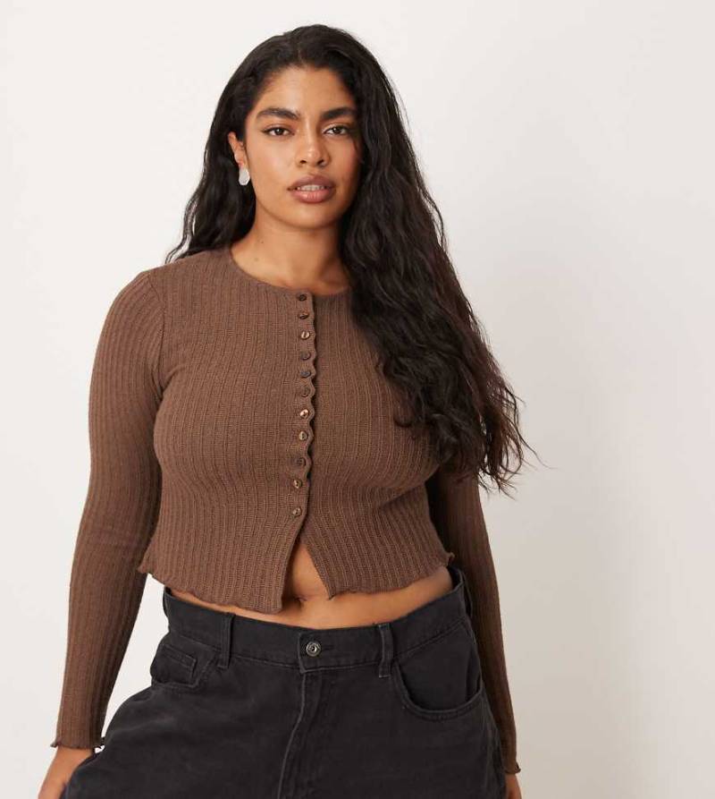 ASOS DESIGN Curve - Langärmliges Oberteil in Schokobraun mit durchgehender Knopfleiste und Strukturmuster-Brown von ASOS Curve