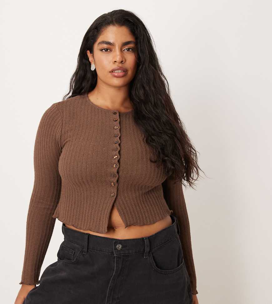 ASOS DESIGN Curve - Langärmliges Oberteil in Schokobraun mit durchgehender Knopfleiste und Strukturmuster-Brown von ASOS Curve
