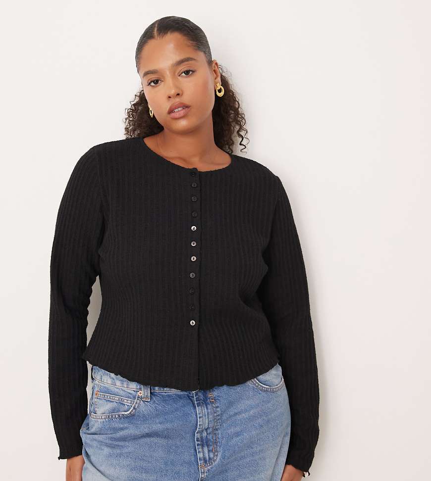 ASOS DESIGN Curve - Langärmliges Oberteil in Schwarz mit Strukturmuster und Knopfleiste von ASOS Curve