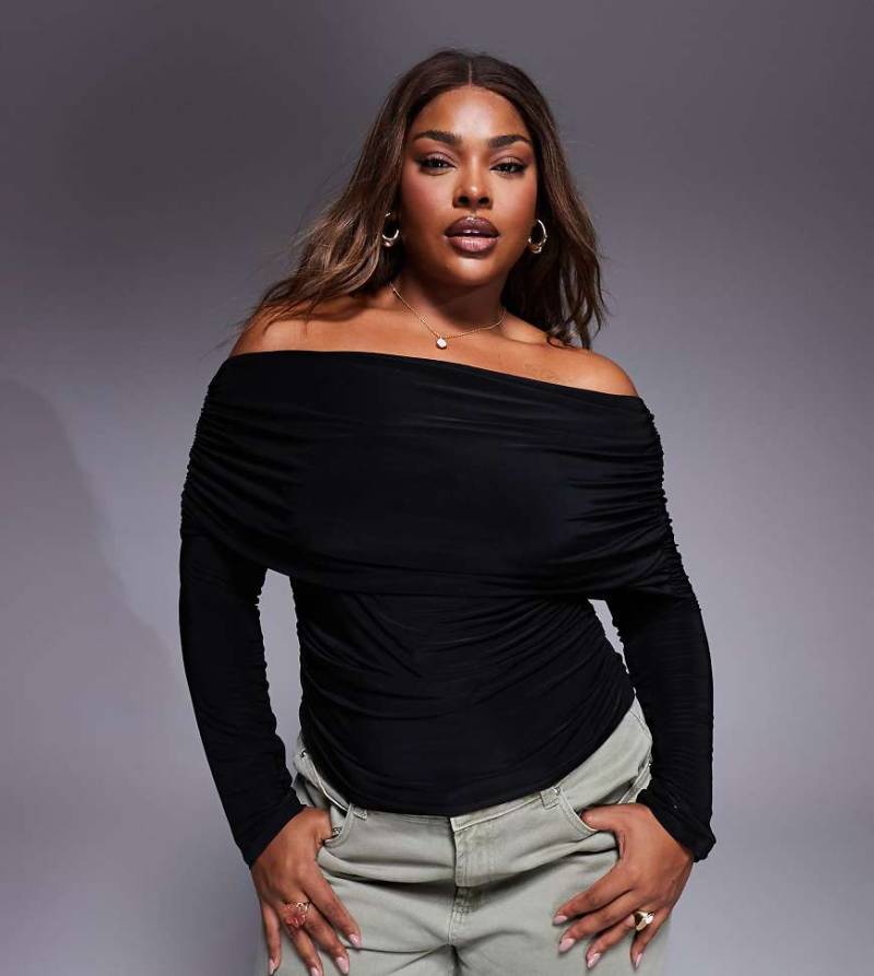 ASOS DESIGN Curve - Anschmiegsames, langärmliges Oberteil in Schwarz mit drapiertem Carmen-Ausschnitt von ASOS Curve