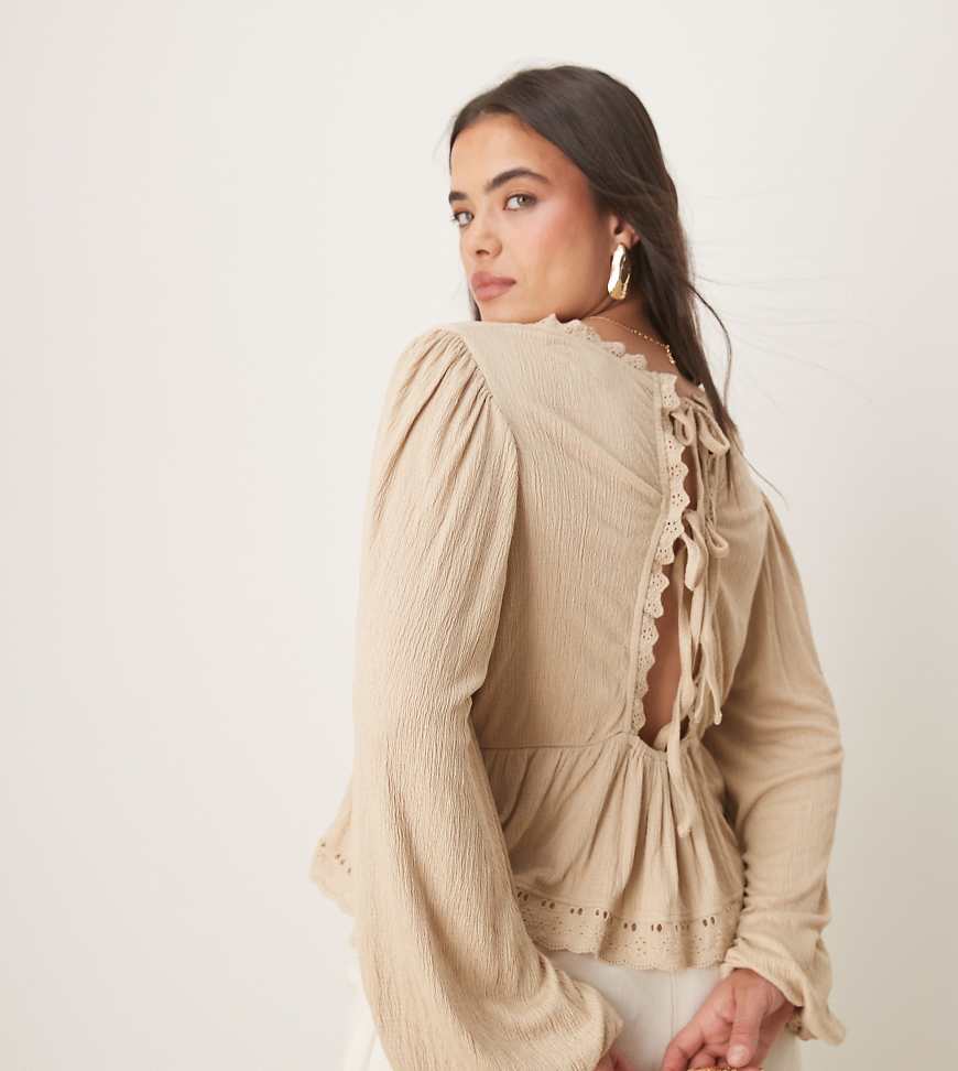 ASOS DESIGN Curve - Langärmliges Oberteil in Stein mit Bindedetail hinten, besticktem Saum und Knitterstruktur-Neutral von ASOS Curve