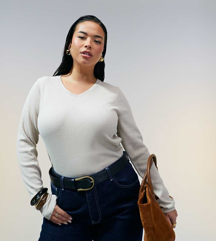 ASOS DESIGN Curve - Langärmliges Oberteil in Steinbeige mit kleinem V-Ausschnitt und Waffelstruktur-Weiß von ASOS Curve