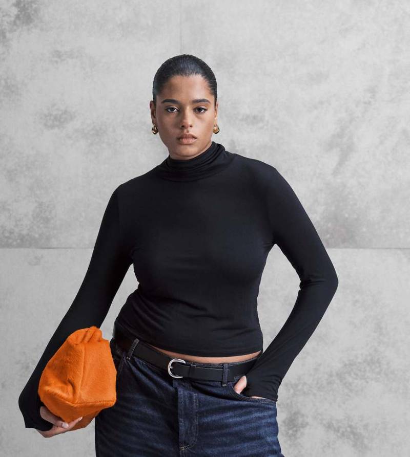 ASOS DESIGN Curve - Langärmliges Oberteil in halbtransparentem Schwarz mit Stehkragen von ASOS Curve