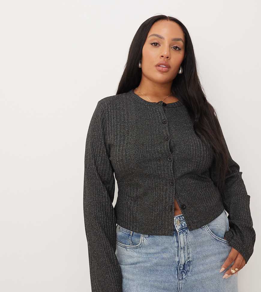 ASOS DESIGN Curve - Langärmliges Oberteil in meliertem Anthrazit mit geripptem Detail und Knopfleiste-Grau von ASOS Curve