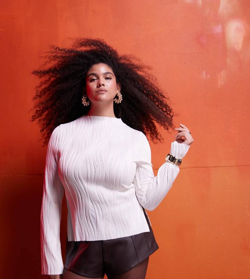 ASOS DESIGN Curve - Langärmliges Plissee-Oberteil in Cremeweiß mit Stehkragen von ASOS Curve