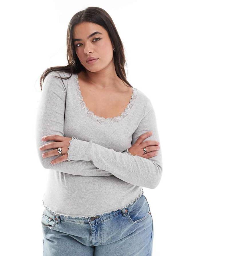 ASOS DESIGN Curve - Langärmliges Shirt in Grau mit U-Ausschnitt und Spitzenborte von ASOS Curve