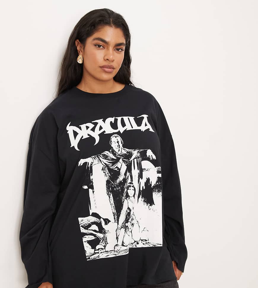 ASOS DESIGN Curve - Langärmliges Skater-T-Shirt in Schwarz mit lizenziertem „Dracula"-Grafikprint in Halloween-Optik ASOS DESIGN Curve - Langärmliges Skater-T-Shirt in Schwarz mit lizenziertem „Dracula"-Grafikprint in Halloween-Optik von ASOS Curve