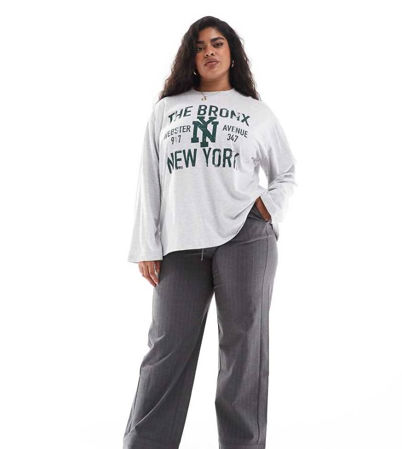 ASOS DESIGN Curve - Langärmliges Skater-Shirt in meliertem Eisgrau mit „The Bronx"-Grafikprint von ASOS Curve