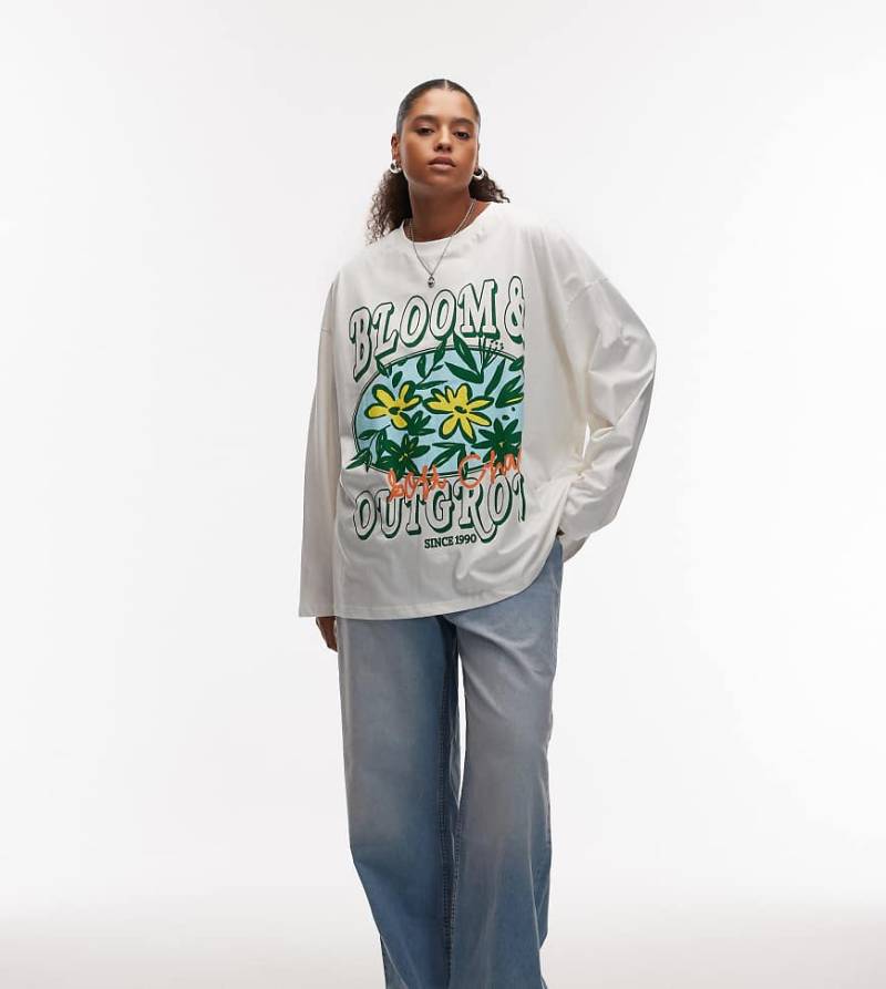 ASOS DESIGN Curve - Langärmliges Skater-T-Shirt in Creme mit „blühende Blumen"-Grafik und Oversize-Passform-Weiß ASOS DESIGN Curve - Langärmliges Skater-T-Shirt in Creme mit „blühende Blumen"-Grafik und Oversize-Passform-Weiß von ASOS Curve