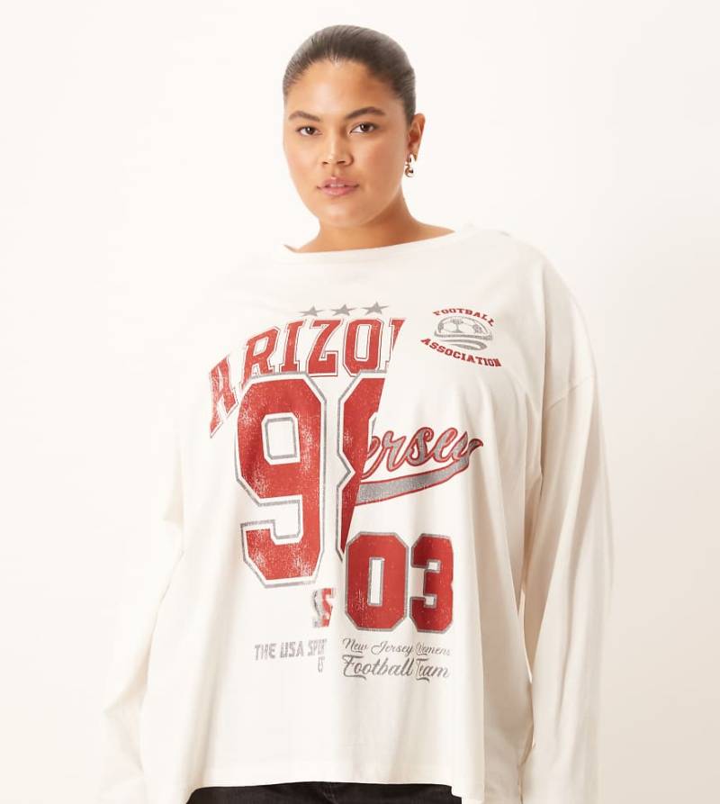 ASOS DESIGN Curve - Langärmliges Skater-T-Shirt in Cremeweiß mit „Arizona"-College-Print von ASOS Curve