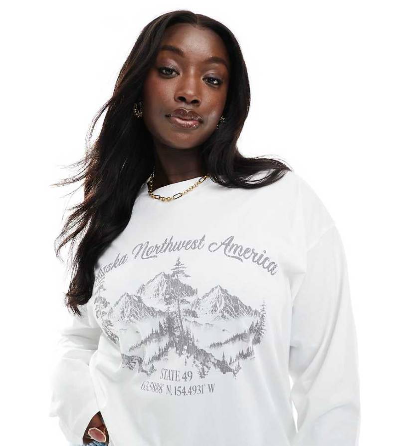 ASOS DESIGN Curve - Langärmliges Skater-T-Shirt in Weiß mit „Alaska"-Print-Bunt von ASOS Curve