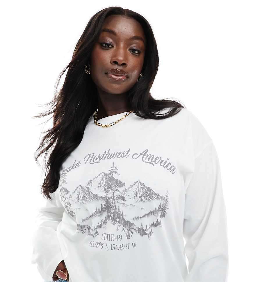 ASOS DESIGN Curve - Langärmliges Skater-T-Shirt in Weiß mit „Alaska"-Print-Bunt von ASOS Curve