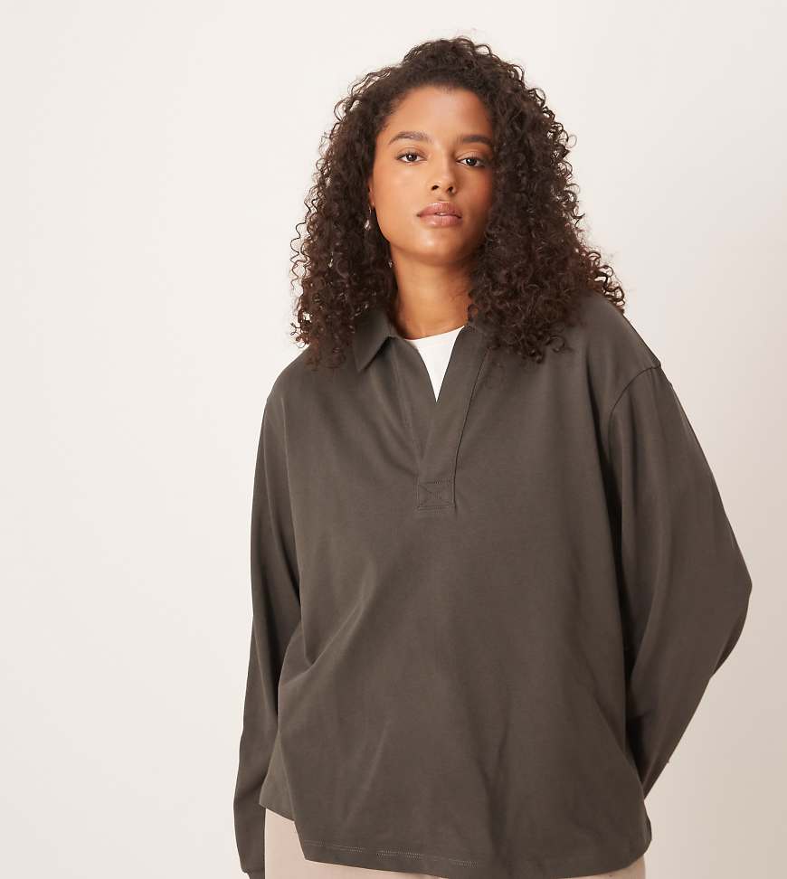 ASOS DESIGN Curve - Langärmliges T-Shirt aus schwerem Stoff in Anthrazit mit Rugby-Kragen-Grau von ASOS Curve