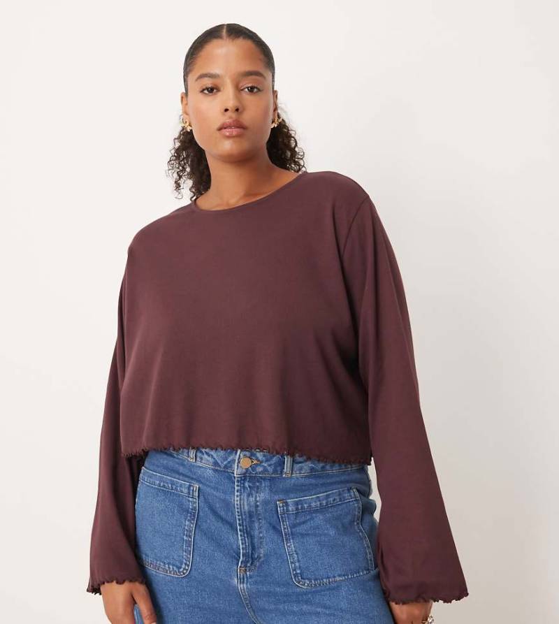 ASOS DESIGN Curve - Langärmliges T-Shirt in Fudge mit Wellensaum-Brown von ASOS Curve