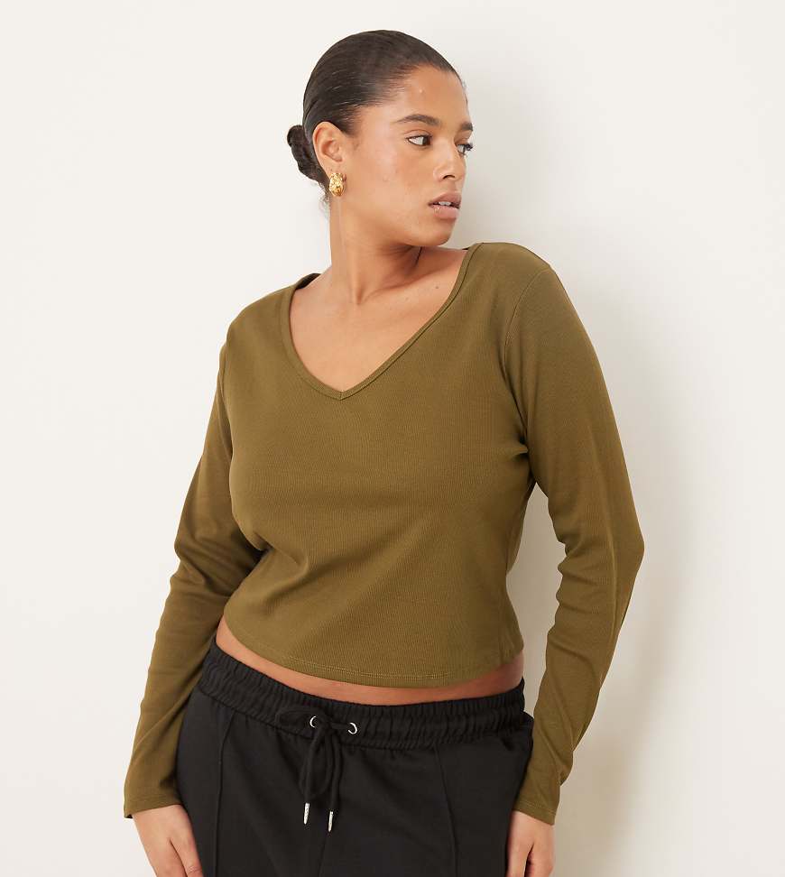 ASOS DESIGN Curve - Langärmliges geripptes Top in Khaki mit V-Ausschnitt-Bunt von ASOS Curve