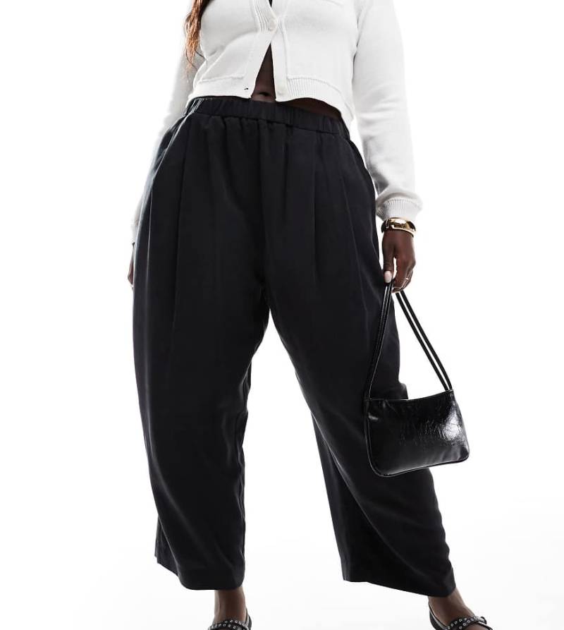 ASOS DESIGN Curve - Legere Schlupfhose aus hochwertigem Material in verwaschenem Schwarz mit Bundfalten von ASOS Curve