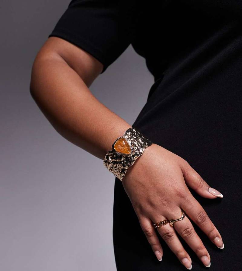 ASOS DESIGN Curve - Limited Edition - Goldfarbenes Manschetten-Armband in geschmolzener Optik mit abstrakter Textur von ASOS Curve