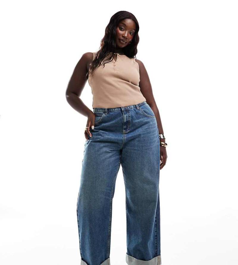 ASOS DESIGN Curve - Locker geschnittene Jeans in Mittelblau mit breitem Umschlagsaum von ASOS Curve