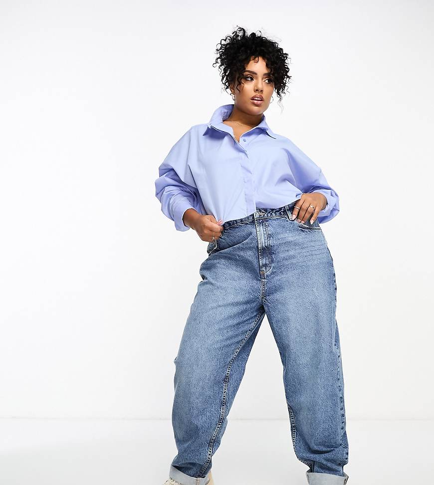 ASOS DESIGN Curve - Locker geschnittene Mom-Jeans in Mittelblau mit hohem Bund ASOS DESIGN Curve - Locker geschnittene Mom-Jeans in Mittelblau mit hohem Bund von ASOS Curve