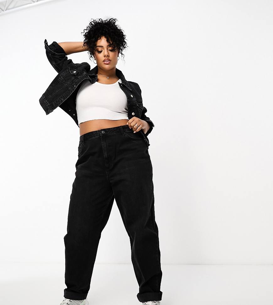 ASOS DESIGN Curve - Locker geschnittene Mom-Jeans in Schwarz mit hohem Bund ASOS DESIGN Curve - Locker geschnittene Mom-Jeans in Schwarz mit hohem Bund von ASOS Curve