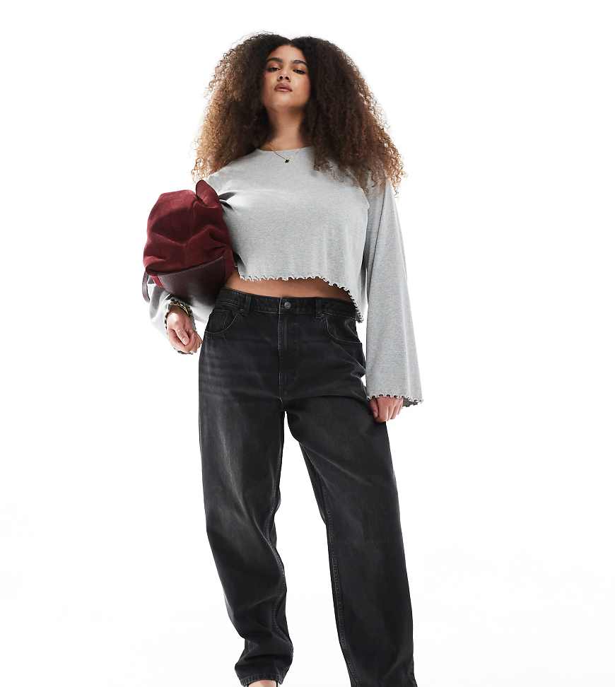 ASOS DESIGN Curve - Locker geschnittene Mom-Jeans in Schwarz mit hohem Bund ASOS DESIGN Curve - Locker geschnittene Mom-Jeans in Schwarz mit hohem Bund von ASOS Curve