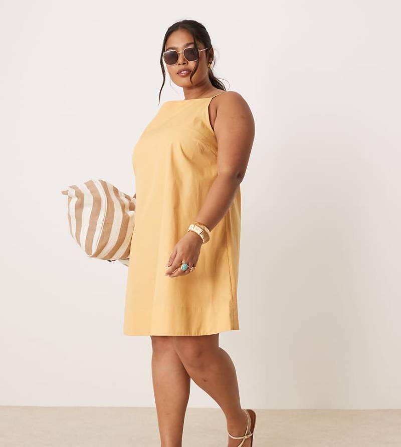 ASOS DESIGN Curve - Locker geschnittenes Minikleid in Sandgold mit U-Boot-Ausschnitt-Gelb von ASOS Curve