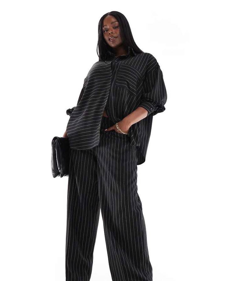 ASOS DESIGN Curve - Lockere, gerade geschnittene Hose in Schwarz mit Streifen und 5-Taschen-Design, Kombiteil von ASOS Curve