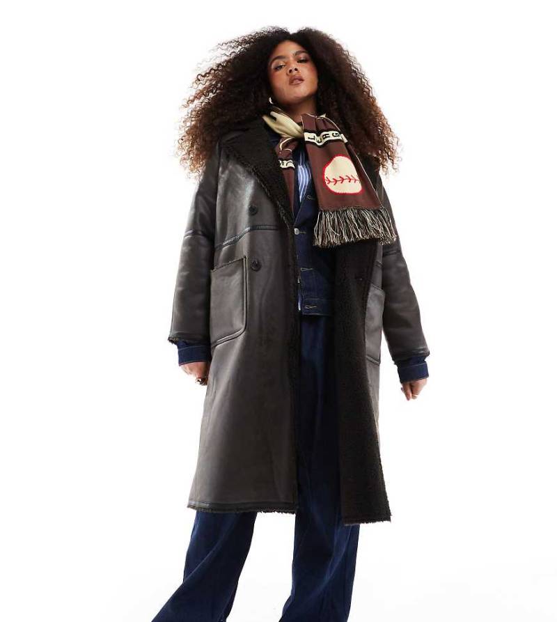 ASOS DESIGN Curve - Longline-Jacke in Braun aus Lammfellimitat mit farblich abgesetzter Einfassung von ASOS Curve
