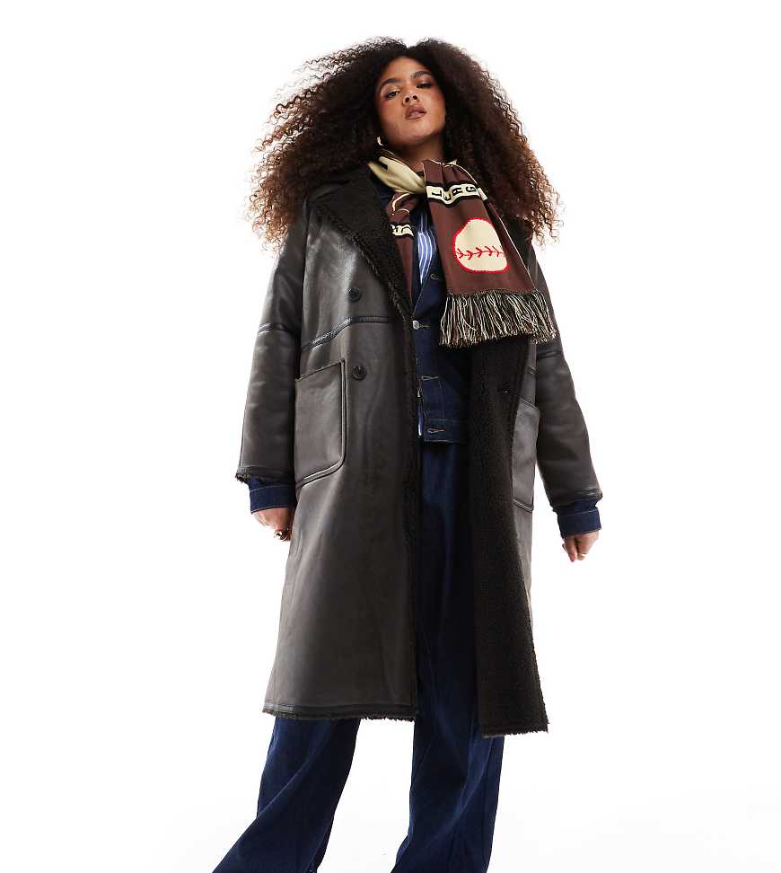 ASOS DESIGN Curve - Longline-Jacke in Braun aus Lammfellimitat mit farblich abgesetzter Einfassung ASOS DESIGN Curve - Longline-Jacke in Braun aus Lammfellimitat mit farblich abgesetzter Einfassung von ASOS Curve