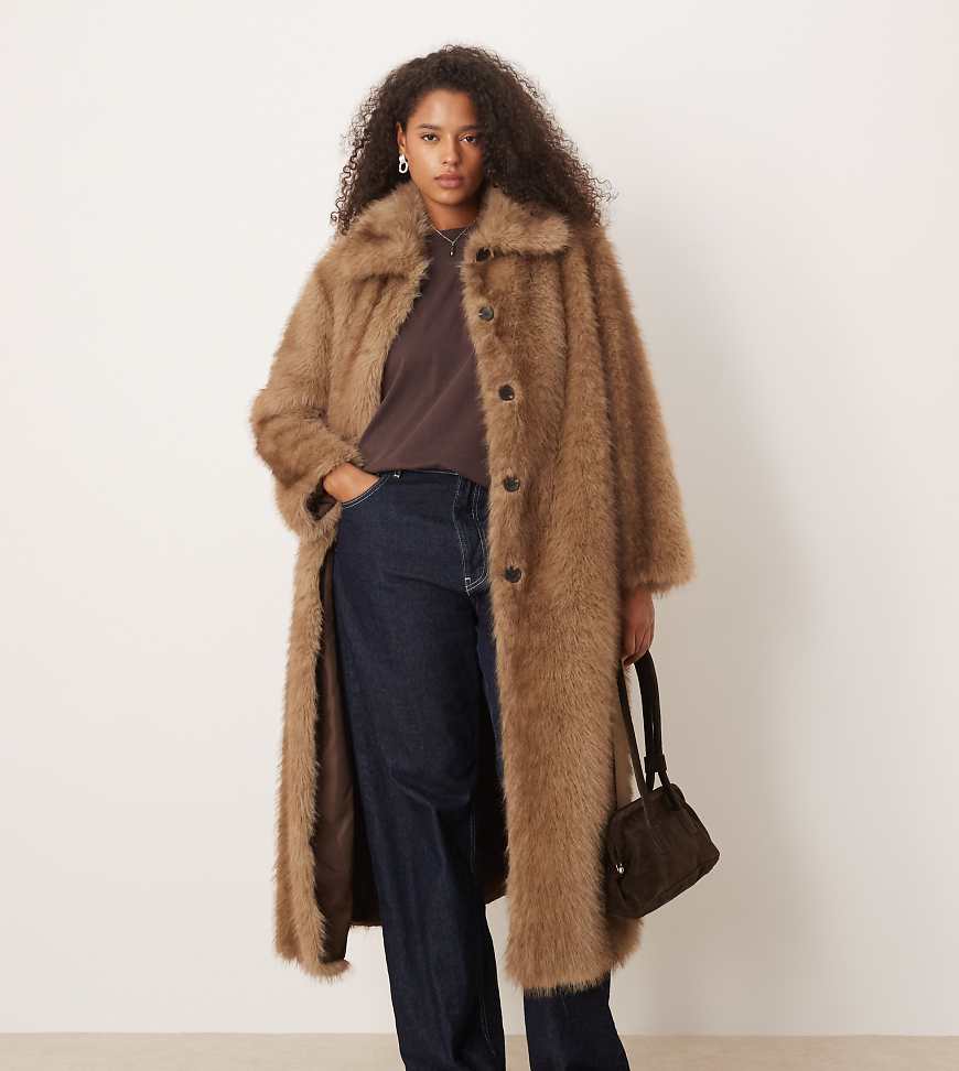 ASOS DESIGN Curve - Longline-Mantel aus Kunstpelz in Braun mit Blende-Brown ASOS DESIGN Curve - Longline-Mantel aus Kunstpelz in Braun mit Blende-Brown von ASOS Curve