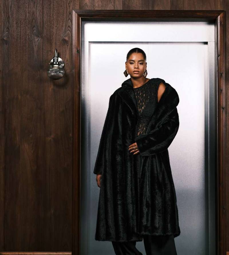 ASOS DESIGN Curve - Longline-Mantel aus Kunstpelz in Schwarz ASOS DESIGN Curve - Longline-Mantel aus Kunstpelz in Schwarz von ASOS Curve