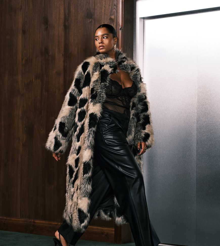 ASOS DESIGN Curve - Longline-Mantel aus Kunstpelz mit Flickenoptik in Haferbeige und Schwarz ASOS DESIGN Curve - Longline-Mantel aus Kunstpelz mit Flickenoptik in Haferbeige und Schwarz von ASOS Curve