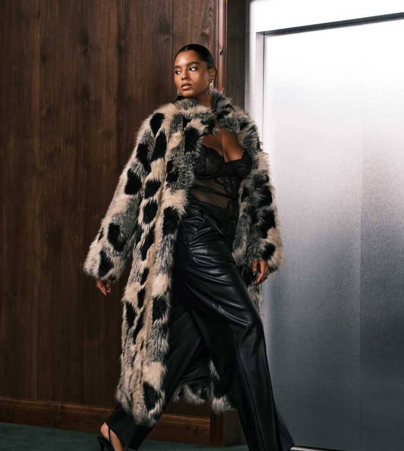 ASOS DESIGN Curve - Longline-Mantel aus Kunstpelz mit Flickenoptik in Haferbeige und Schwarz ASOS DESIGN Curve - Longline-Mantel aus Kunstpelz mit Flickenoptik in Haferbeige und Schwarz von ASOS Curve