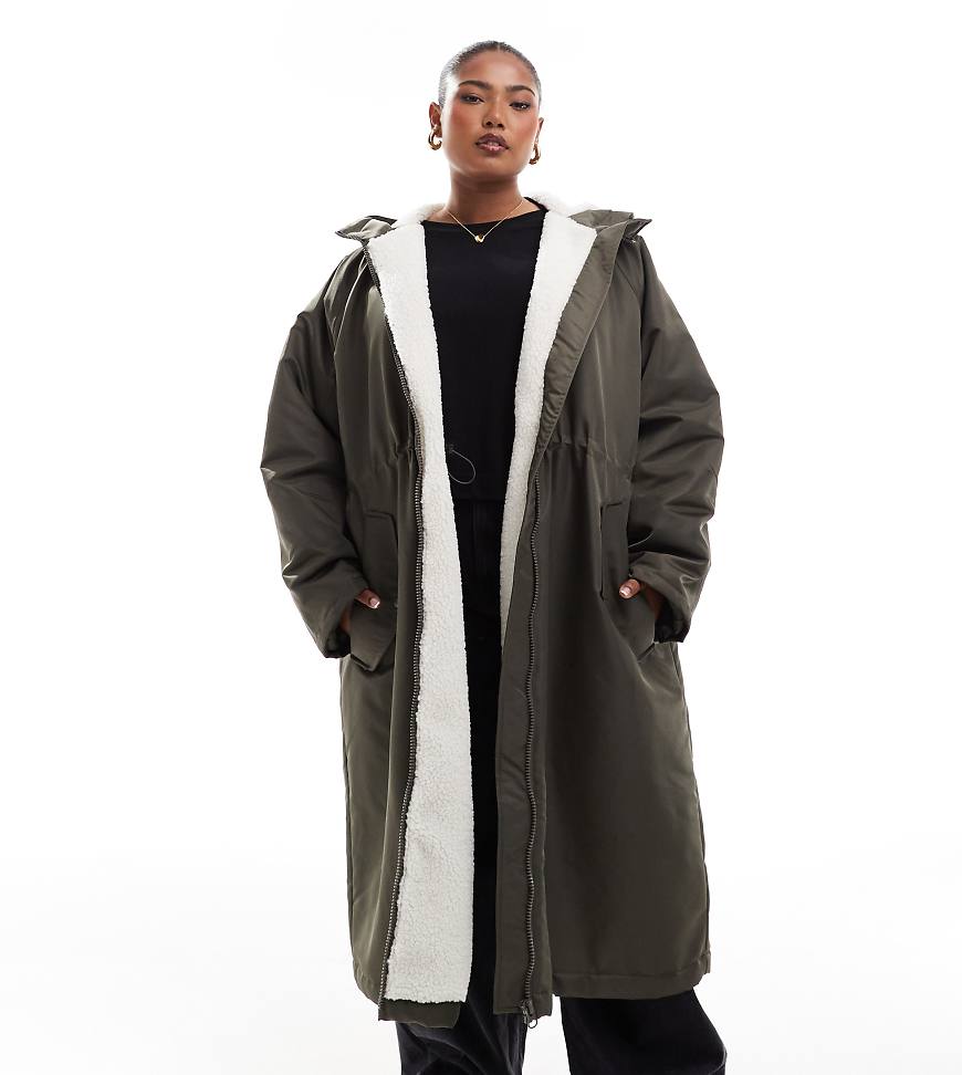 ASOS DESIGN Curve - Longline-Regenjacke in Khaki mit Teddyfellfutter-Grün von ASOS Curve
