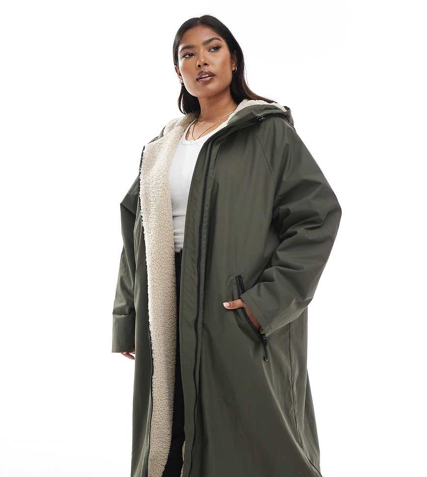 ASOS DESIGN Curve - Longline-Regenmantel in Olivgrün mit Fleecefutter-Brown von ASOS Curve