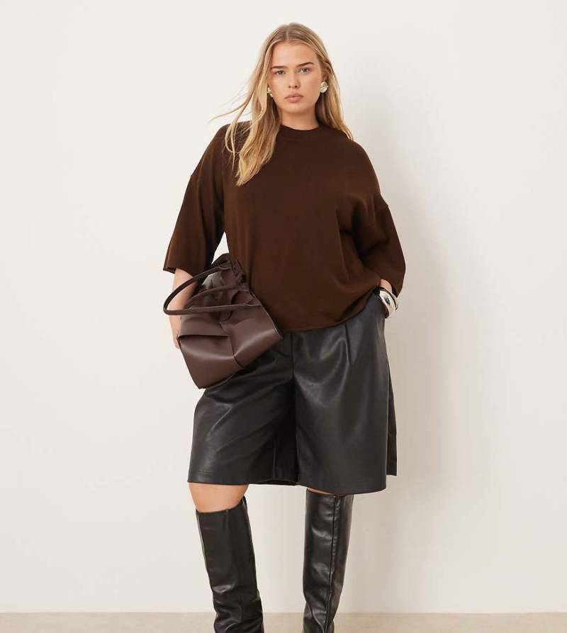 ASOS DESIGN Curve - Longline-Shorts aus marineblauem Kunstleder von ASOS Curve